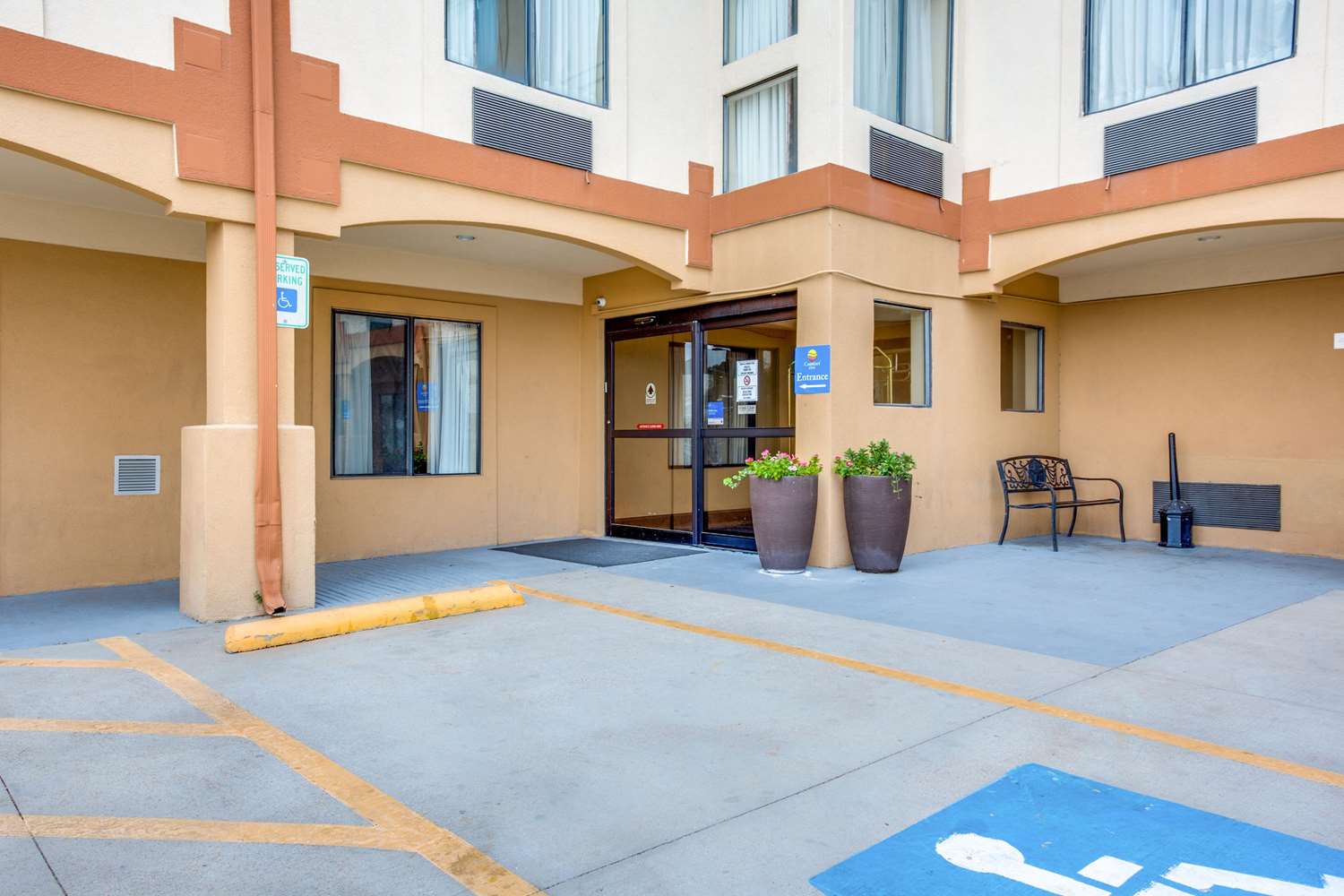Comfort Inn & Suites Love Field Dallas Market Center 35/37