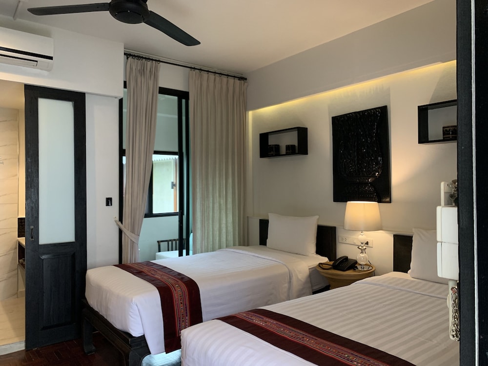 99 the Gallery Hotel 20/77