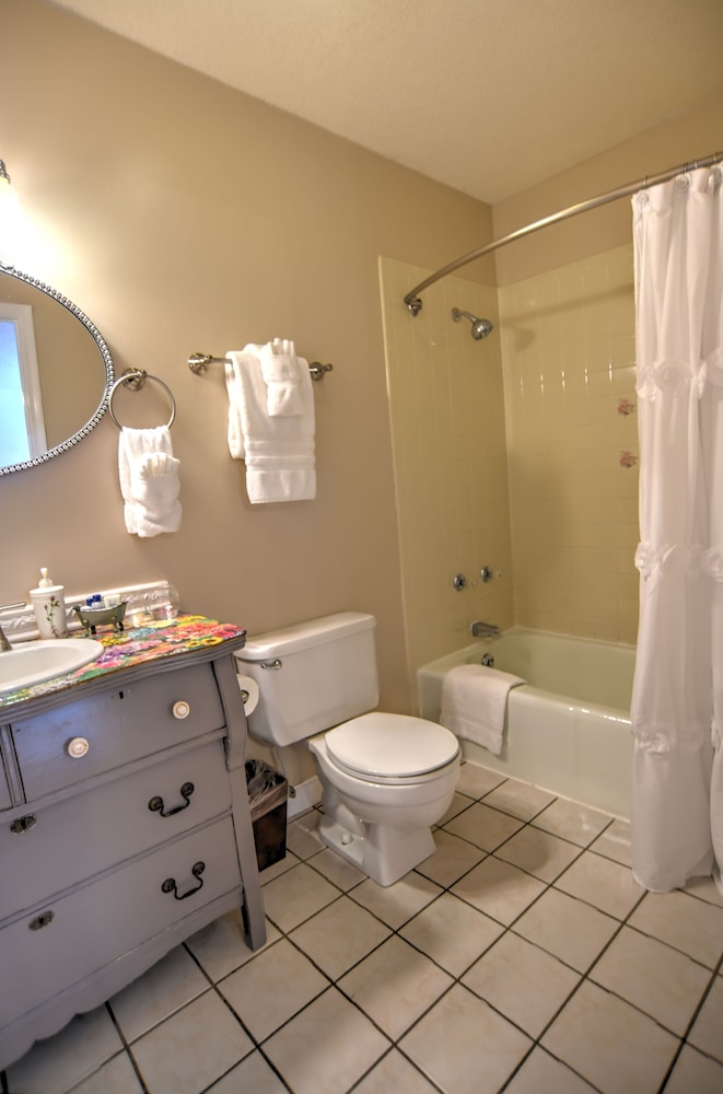 Blue Mountain Mist Country Inn 62/63
