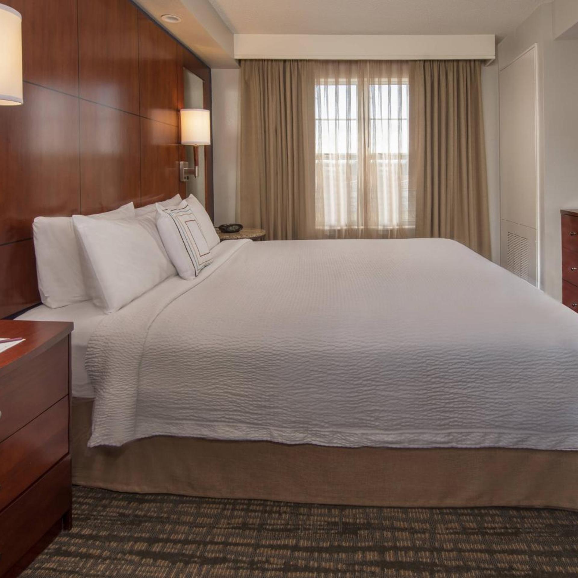 1 Bedroom, Suite, King Bed, Sofa, Bathtub, Accessible