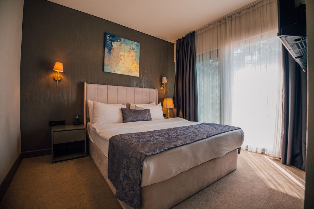 Superior, Queen Bed, Lake View