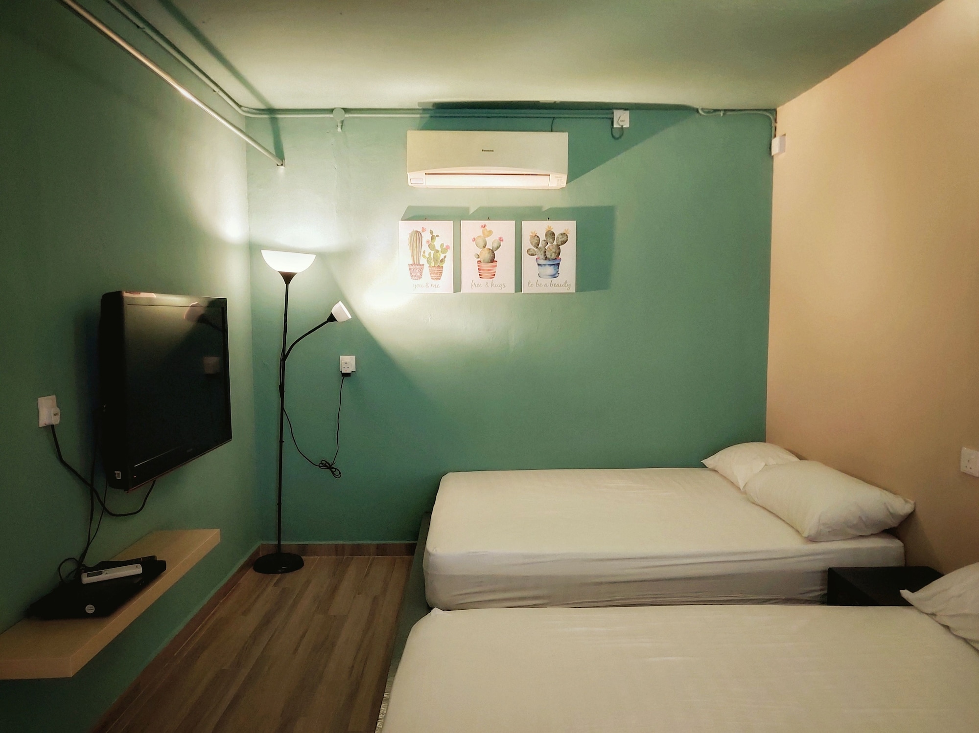 COMFORT, 2 QUEEN BEDS, SHARED BATHROOM