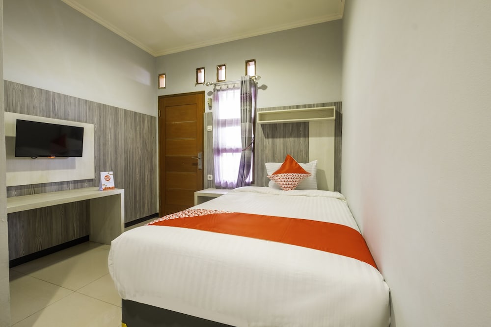 OYO 2405 The Karins Guesthouse 12/24