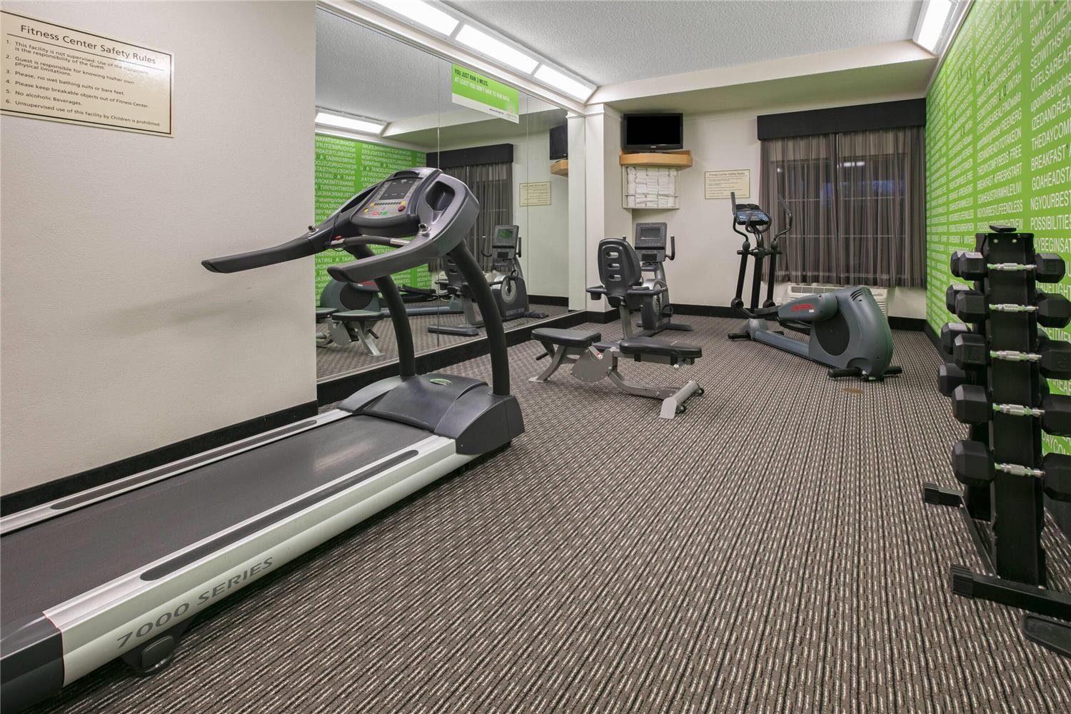 La Quinta Inn & Suites by Wyndham DFW Airport South / Irving 32/52