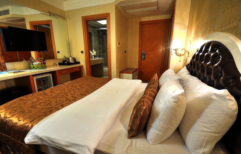 Golden Deluxe Hotel 4/39