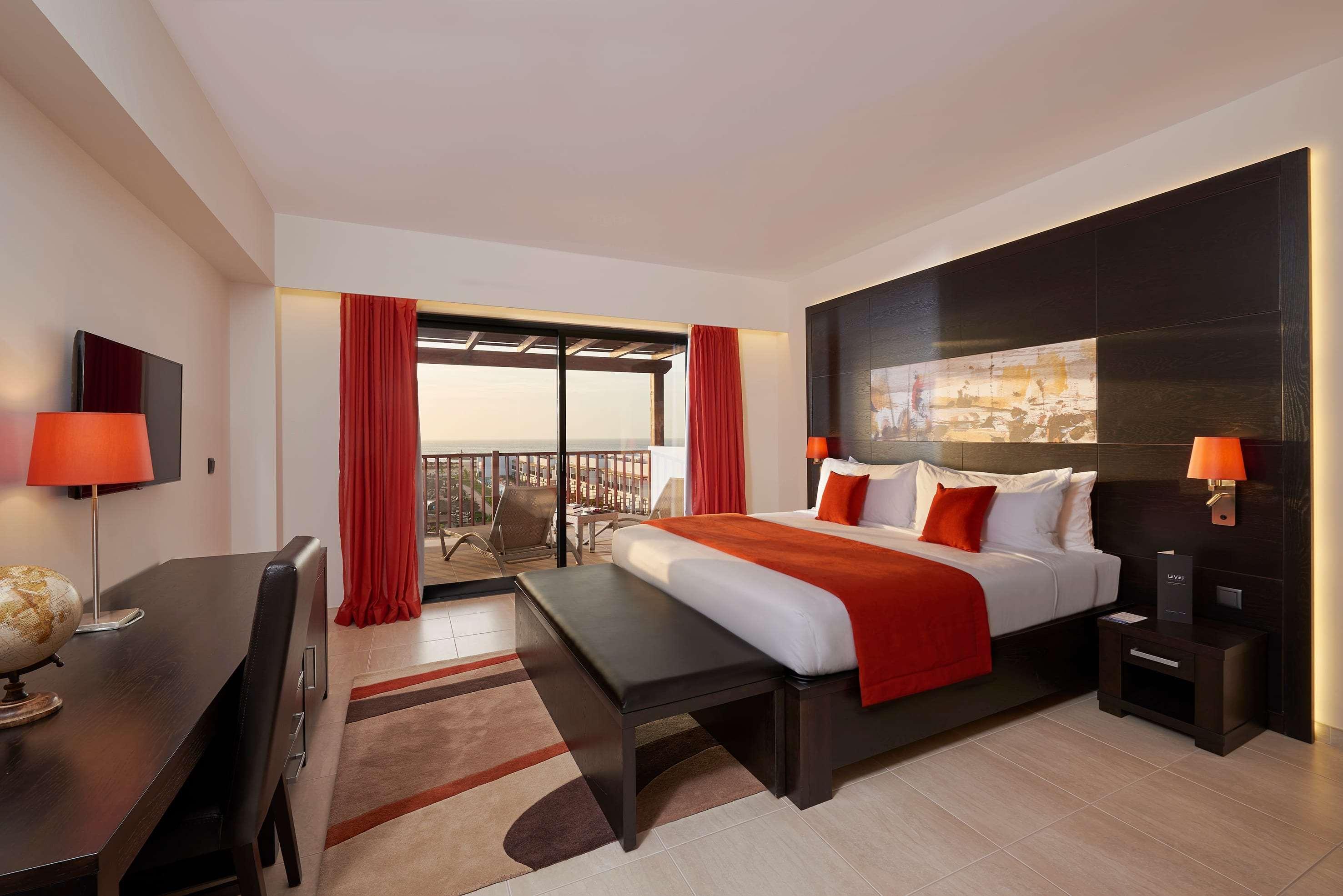 Grand, the Level, Suite