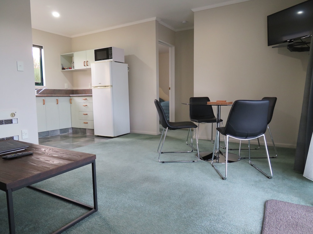 Commodore Court Motel 53/76