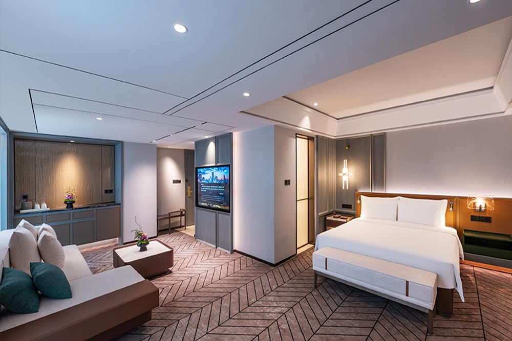 SUITE, KING BED, CITY VIEW