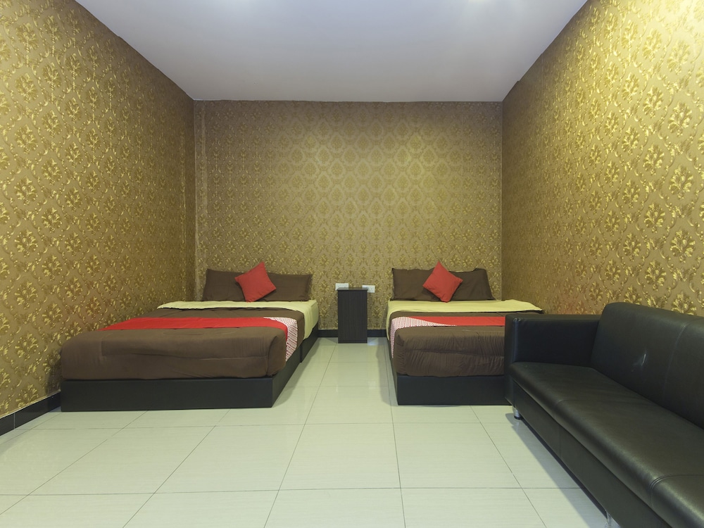 OYO 439 Night Queen Hotel (ex. Night Queen Hotel) 28/32