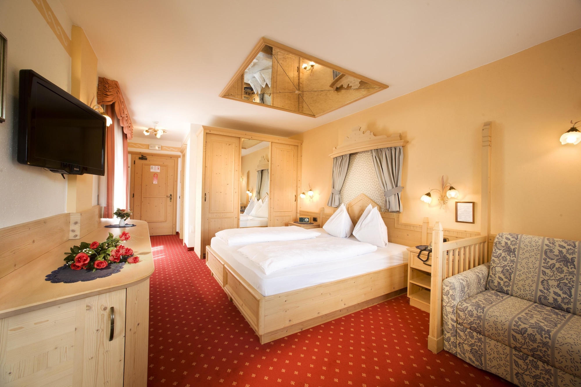 Superior, Queen Bed, Mountain View, Balcony