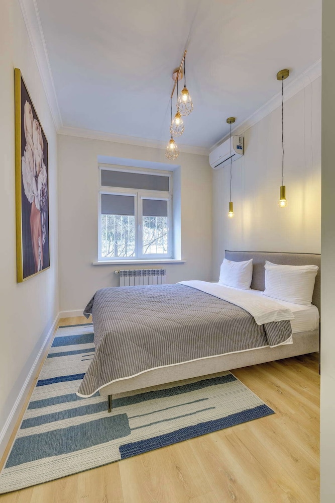 GRAND, APARTMENT, QUEEN BED, PARK VIEW, SOFA, GROUND FLOOR