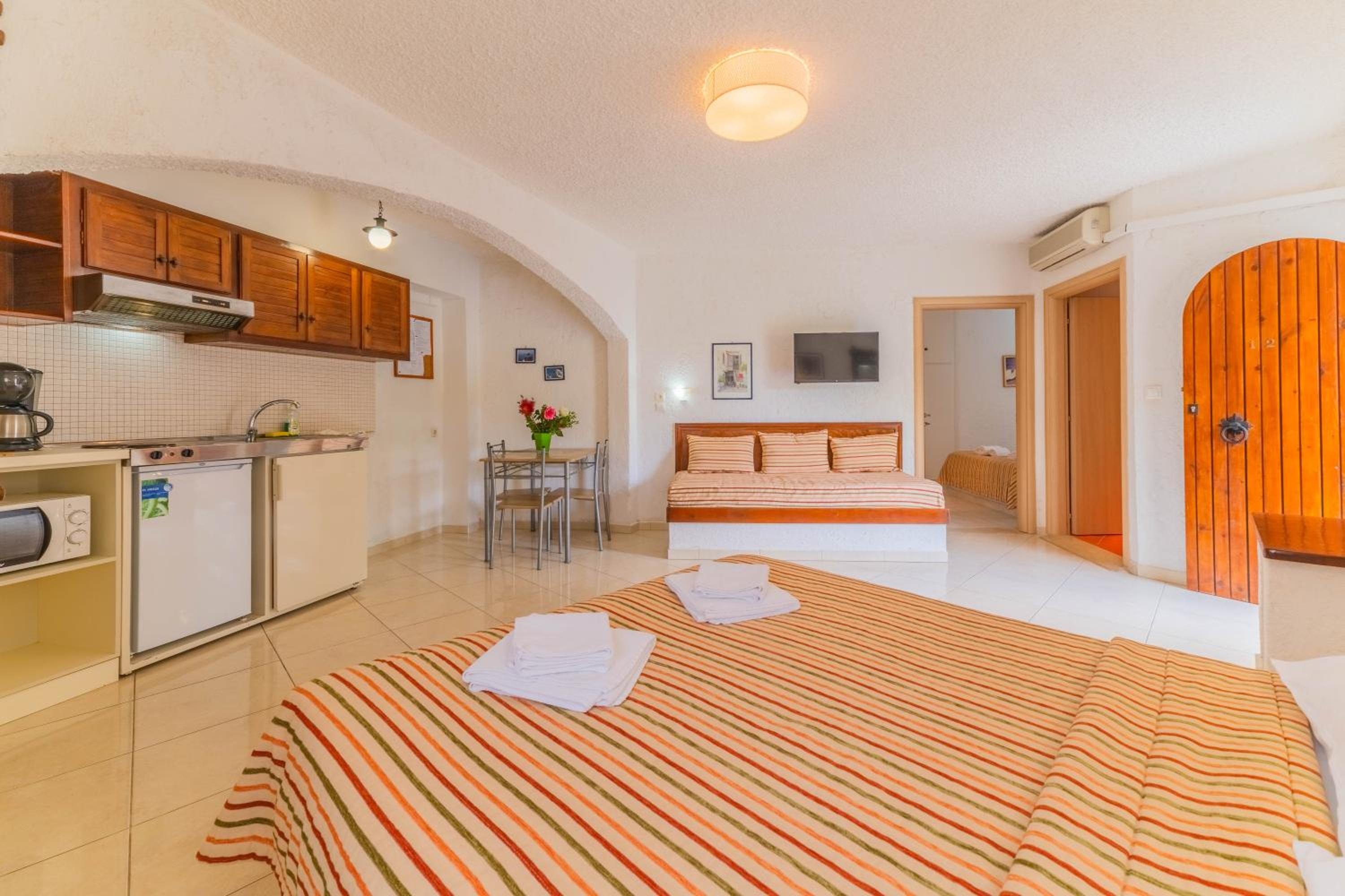 Kastro Studios And Apartments 11/57