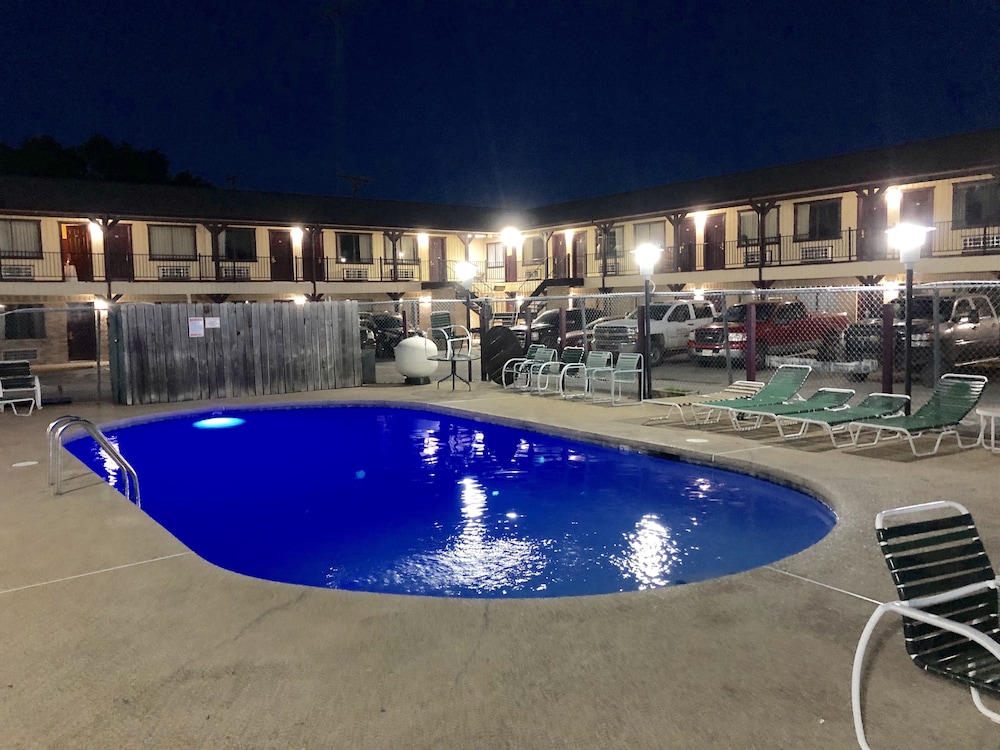 Inn At Mexia 1/64