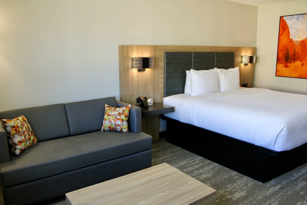 غرفة قياسية بسرير كينج، The Cairn Hotel 2/6