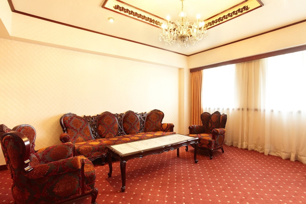 Emperor Hotel 34/50
