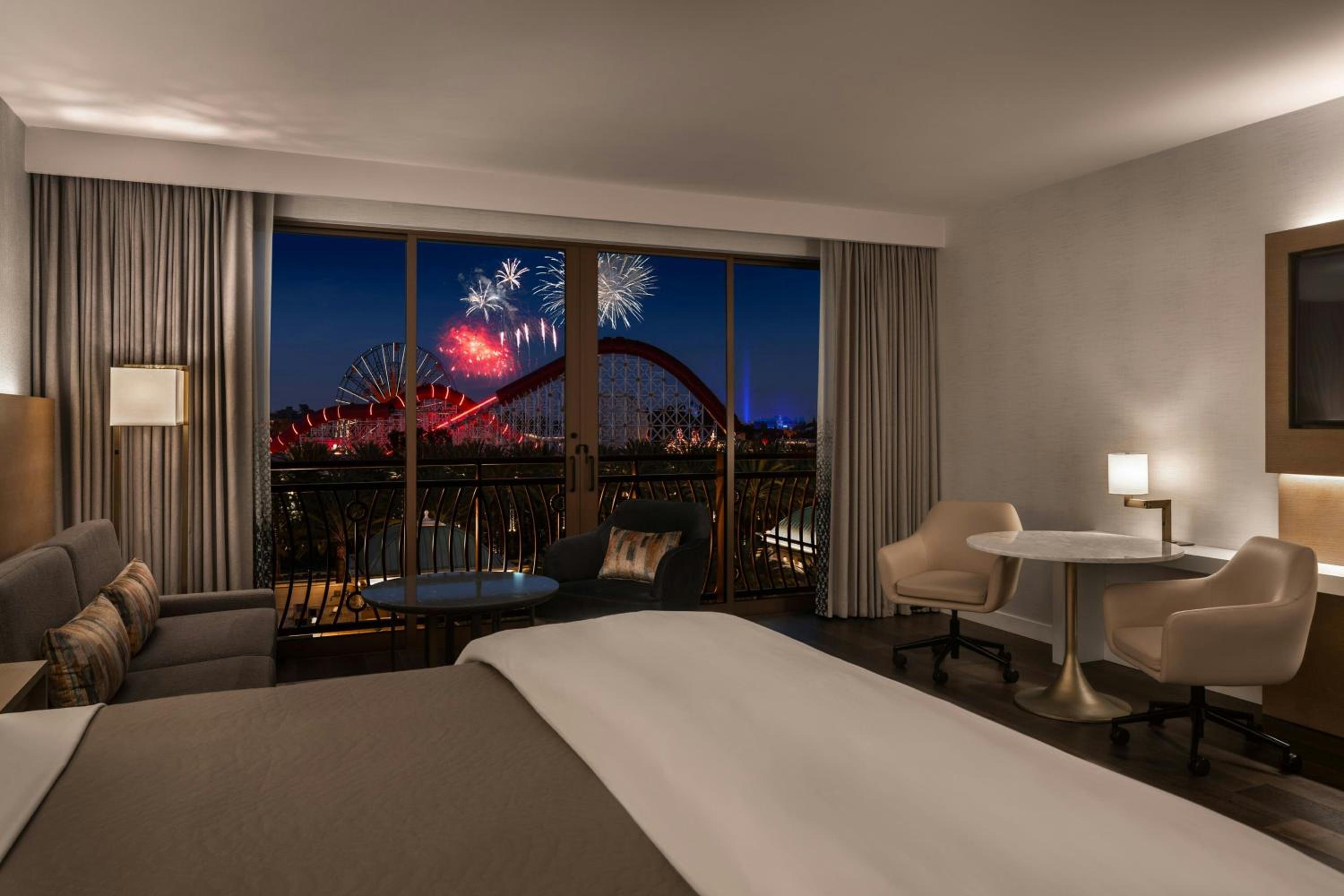 Studio, King Bed, Theme Park View, Sofa, Large، The Westin Anaheim Resort 2/6