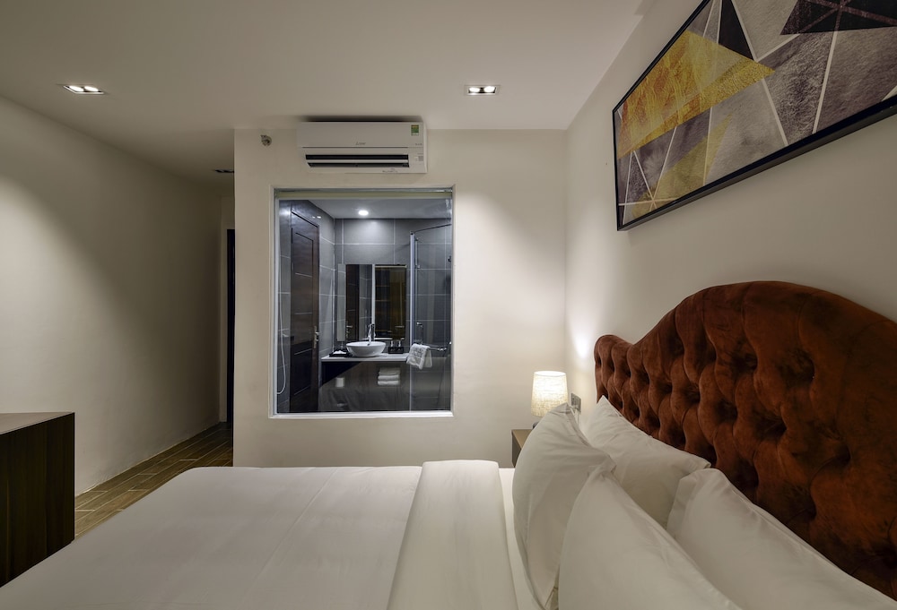 The Marron Hotel 25/50
