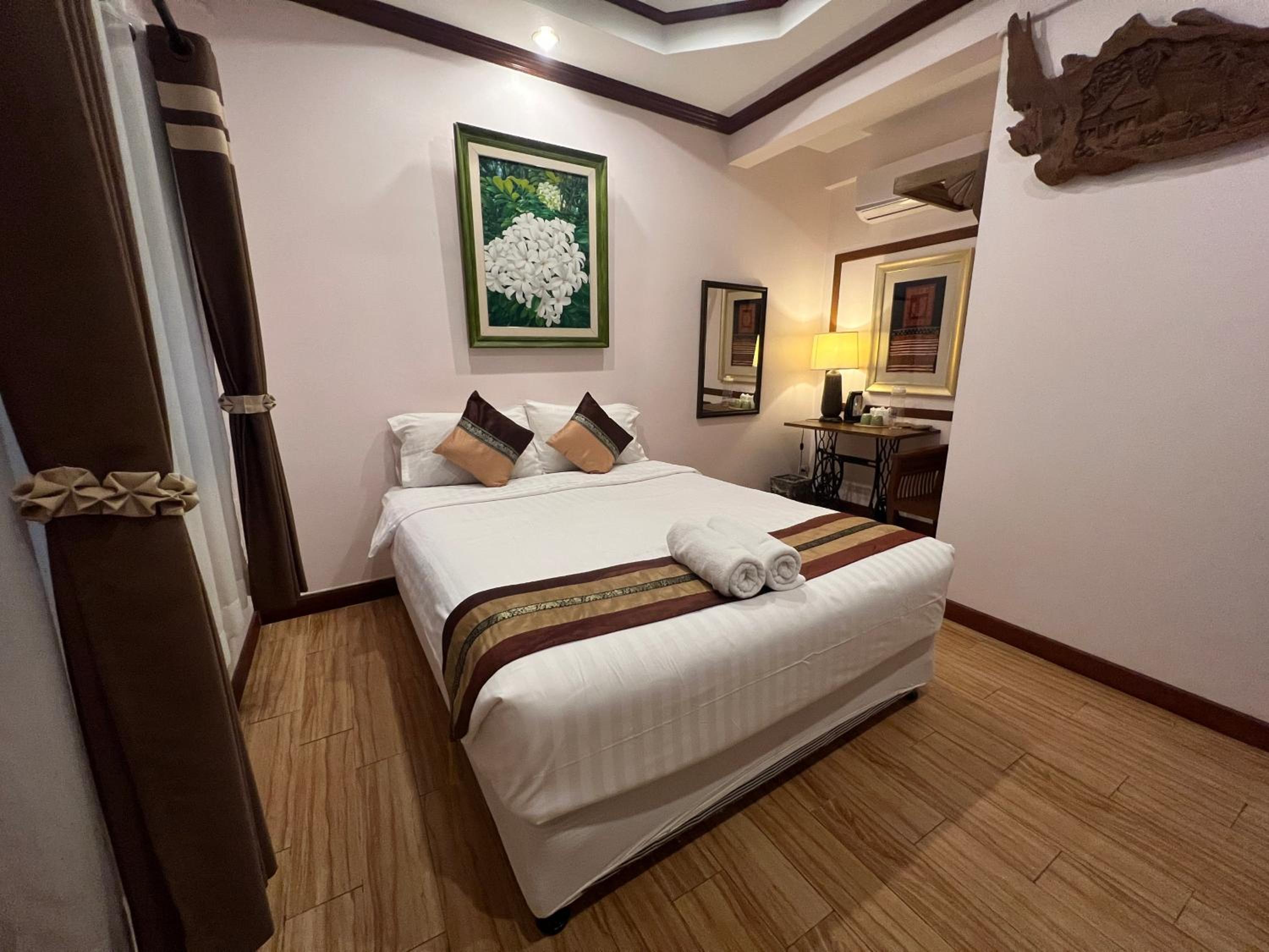 Budget, Queen Bed