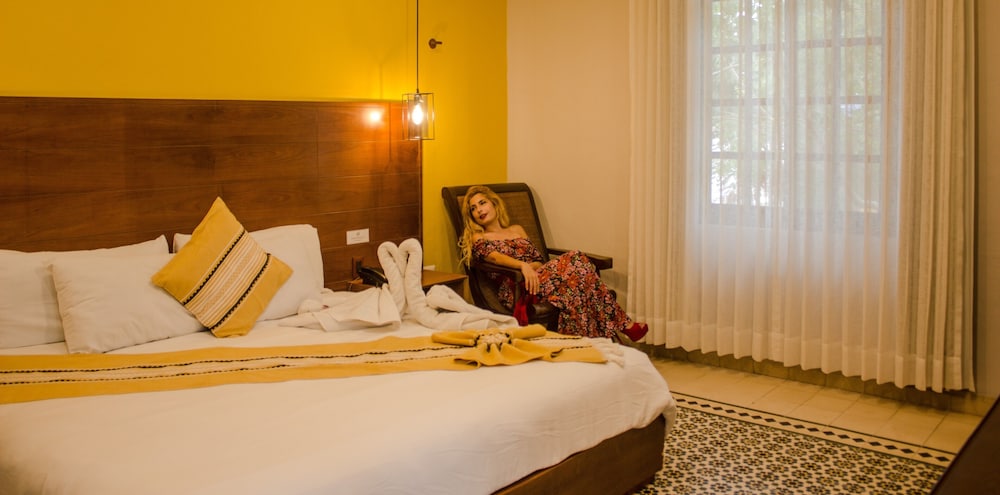 DELUXE, KING BED, GARDEN VIEW