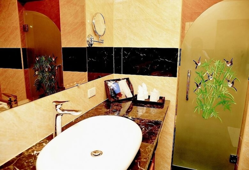 Nok Resort & Hotel 50/50