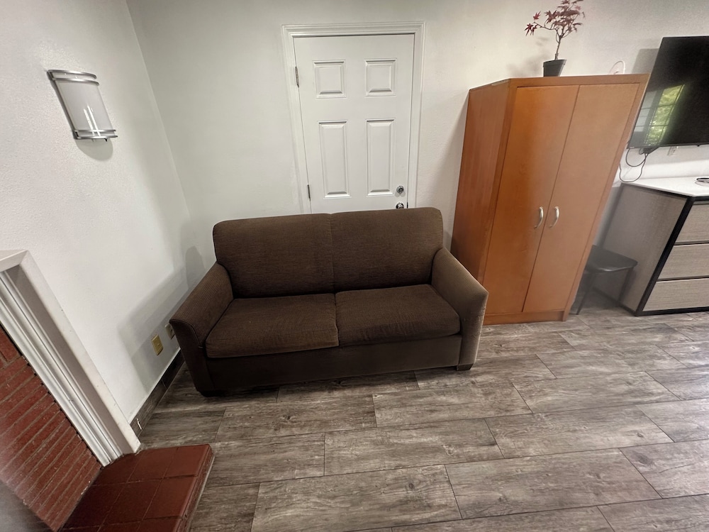 Town and Country Inn 28/50