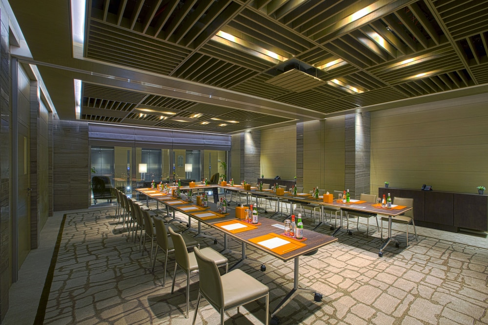 Grayton Hotel Dubai 63/66