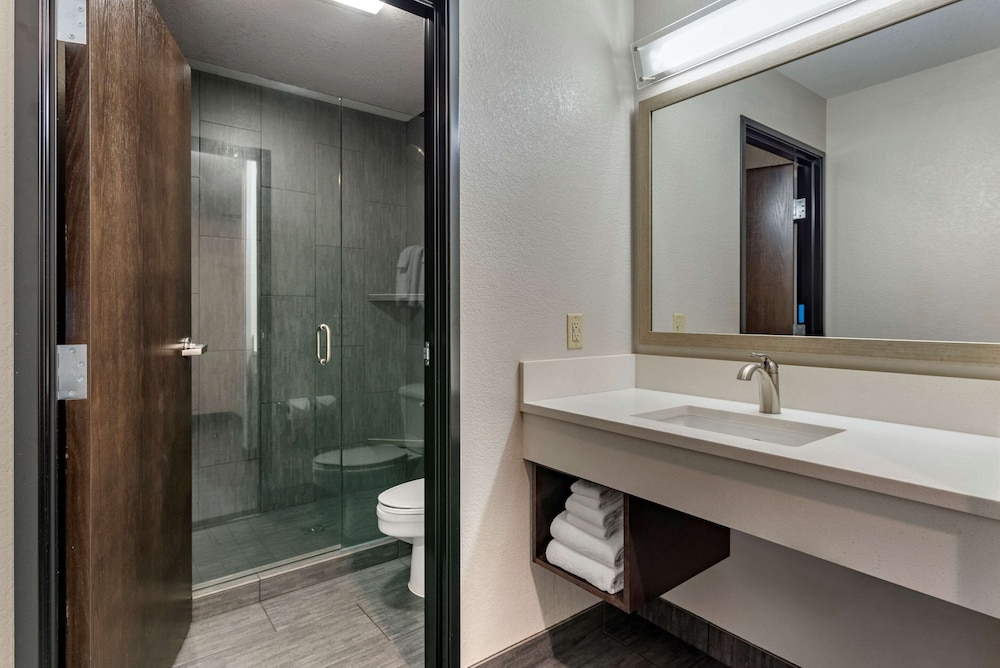 Comfort Inn & Suites Tualatin - Lake Oswego South 25/60