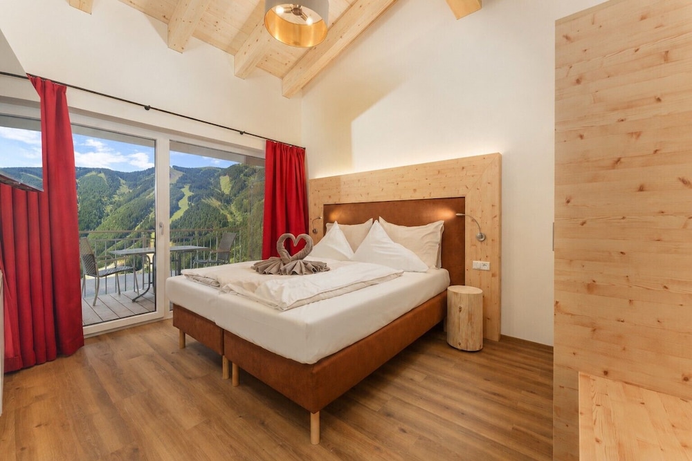 1 Bedroom, Apartment, Queen Bed, Mountain Side, Sofa, Balcony
