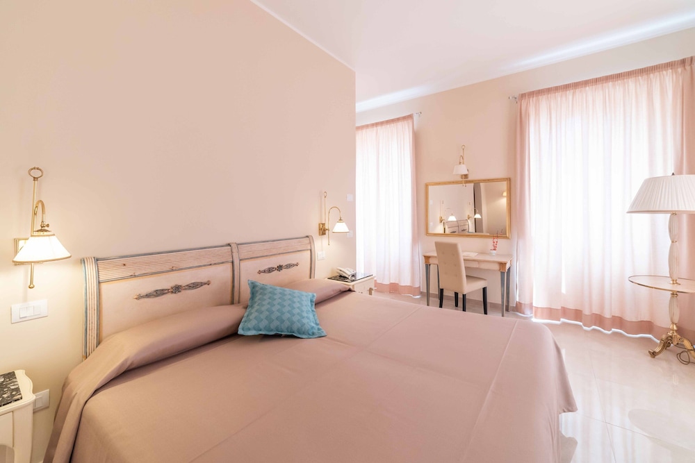 JUNIOR SUITE, QUEEN BED, TERRACE
