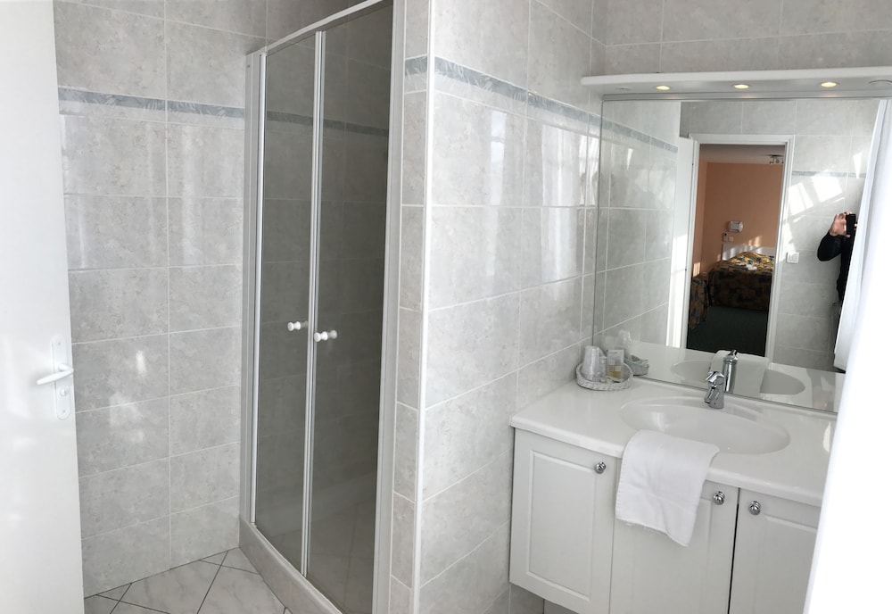 HOTEL LES CHENES 50/50
