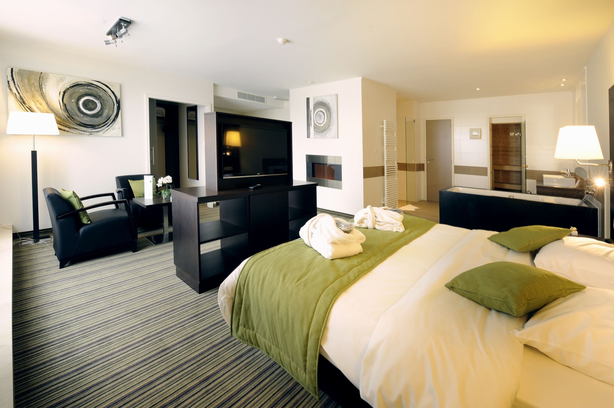 Wellness, Suite, King Bed, Sofa