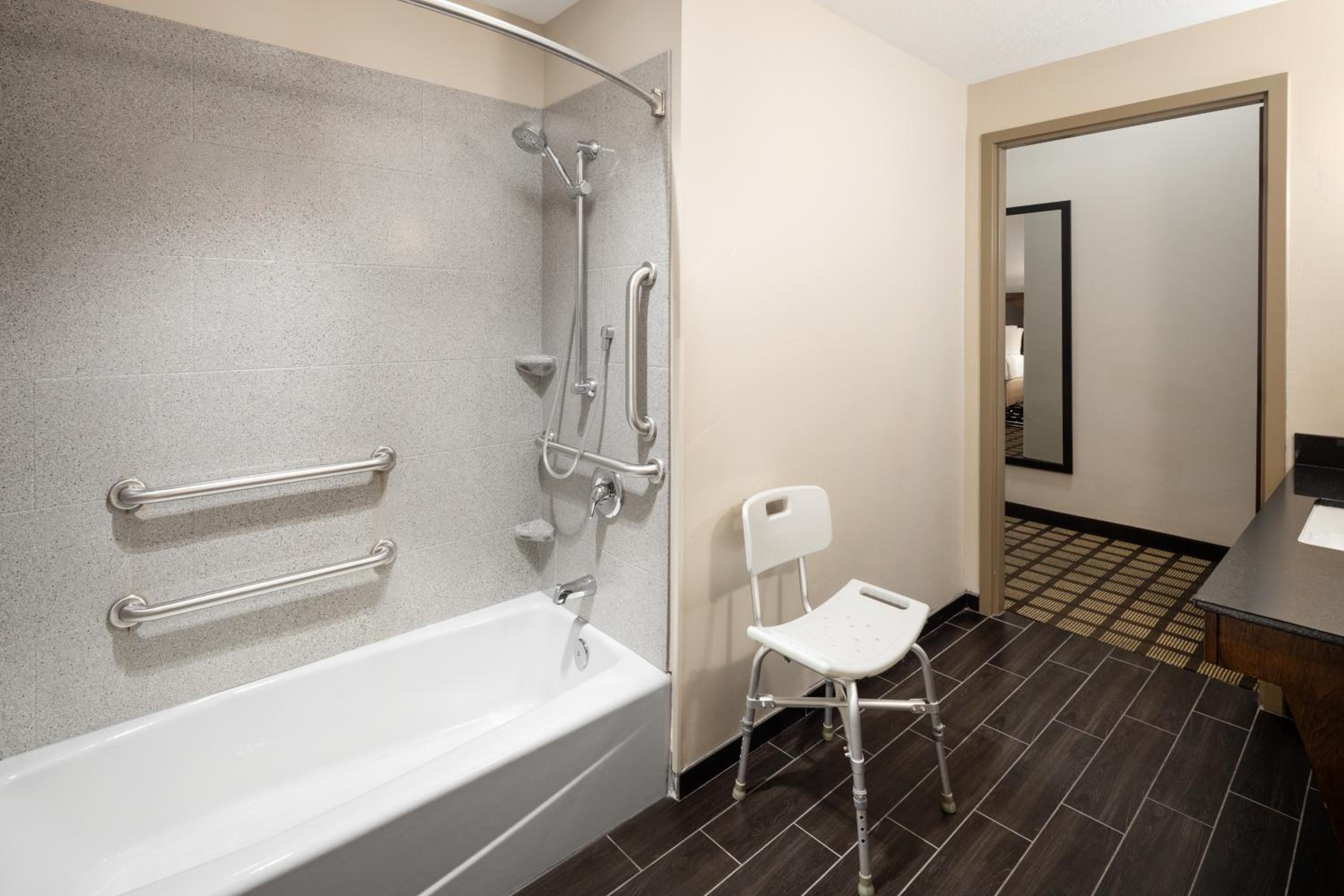 غرفة قياسية بسريرين كوين بحوض استحمام لذوي الإعاقة، Garner Hotel Page - Lake Powell Area By IHG 9/10
