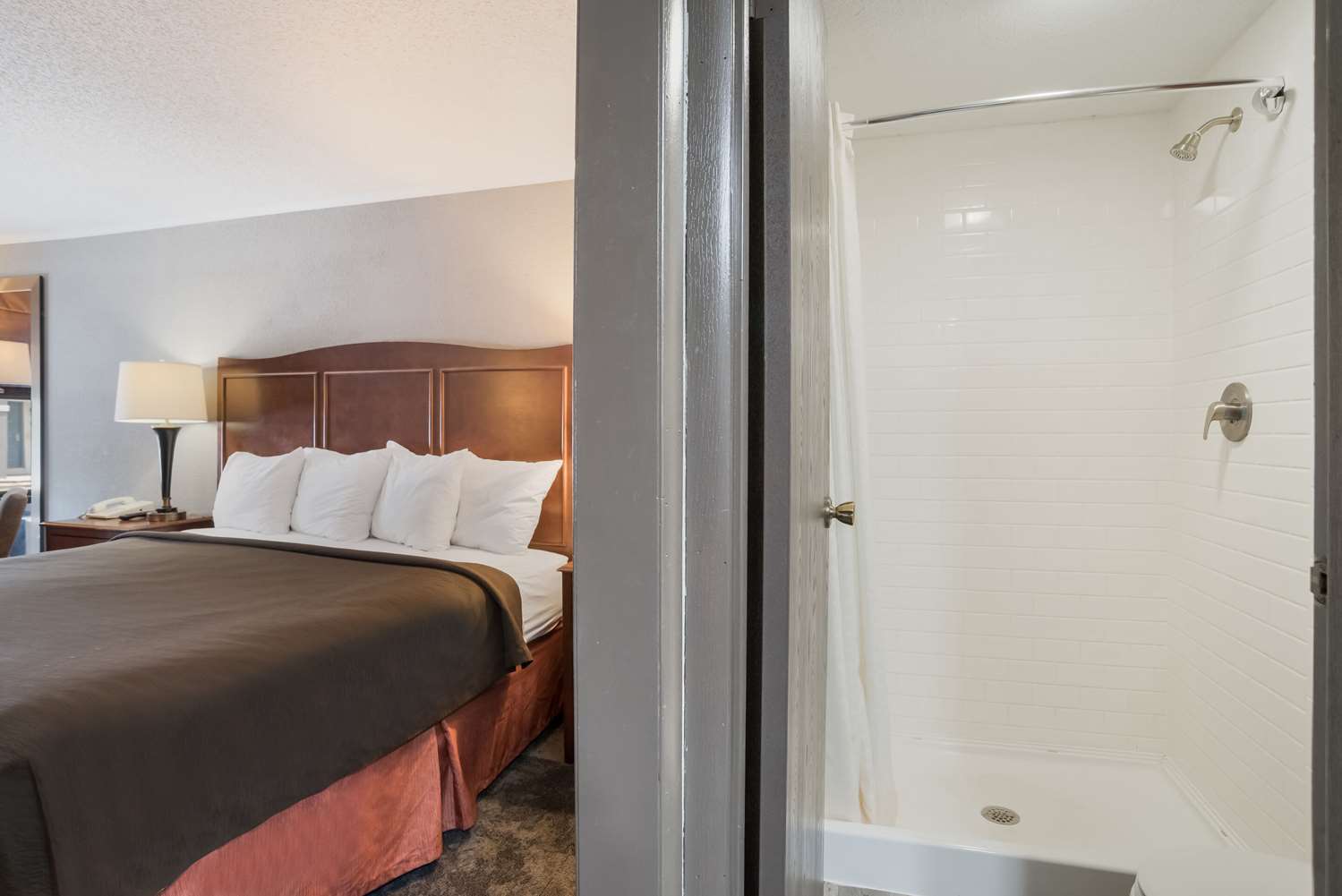 ROOM, KING BED