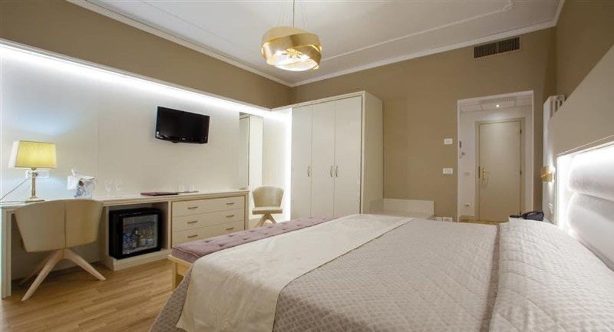 SUPERIOR, DOUBLE OR TWIN BED