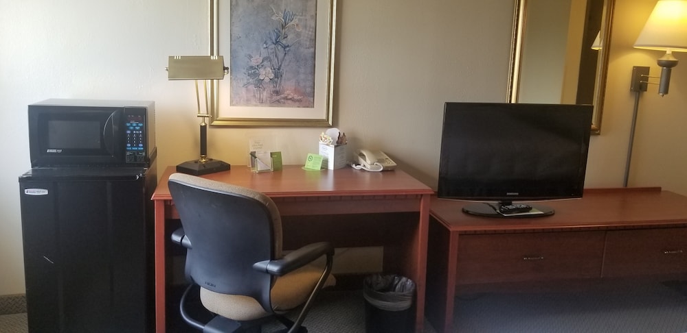 La Quinta Inn By Wyndham Indianapolis Airport Executive Drive 31/37