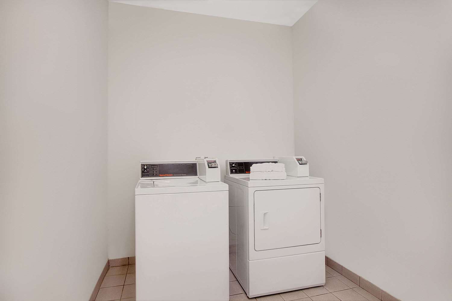 Days Inn & Suites by Wyndham Houston North/Spring 2/9