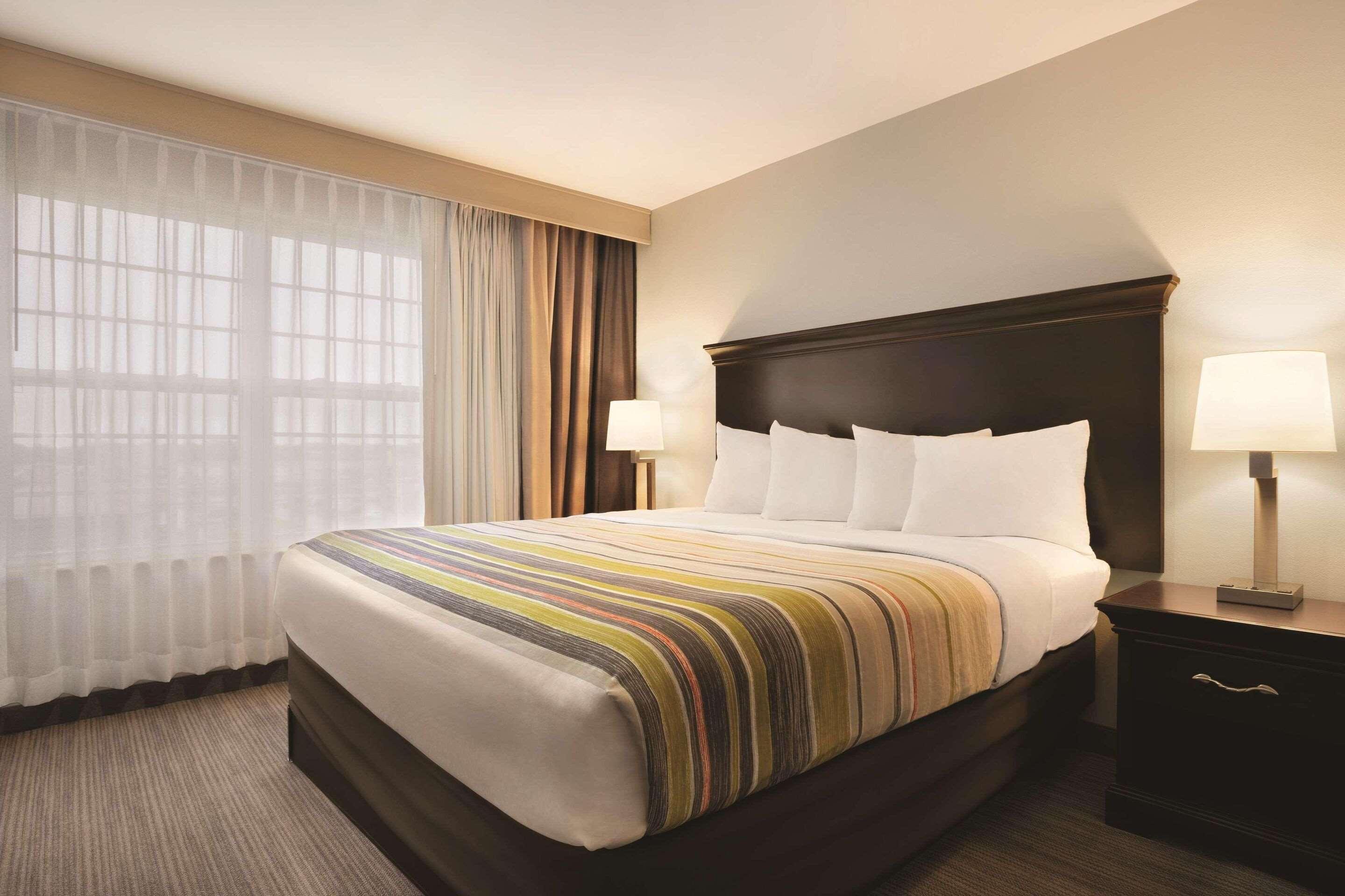 Efficiency, Suite, King Bed