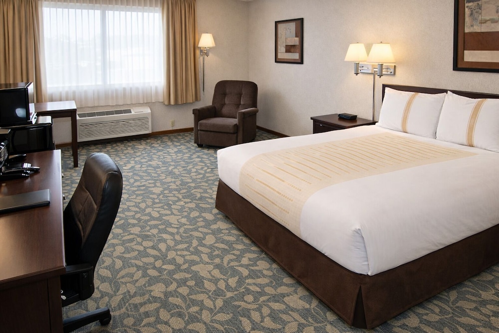 Family Suite-King Bed & Pull-Out Sofa Smoking