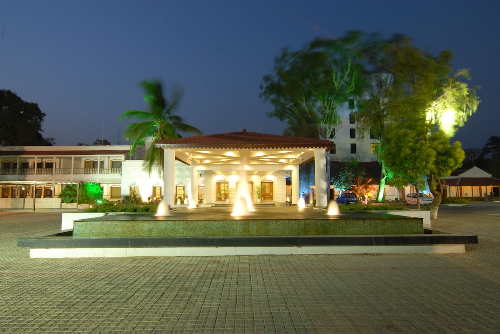 Chanakya Bnr Hotel 1/27