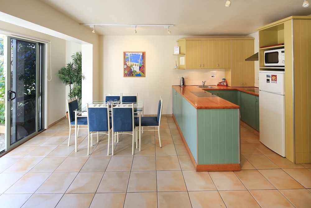 ONETANGI BEACH APARTMENTS 4/69