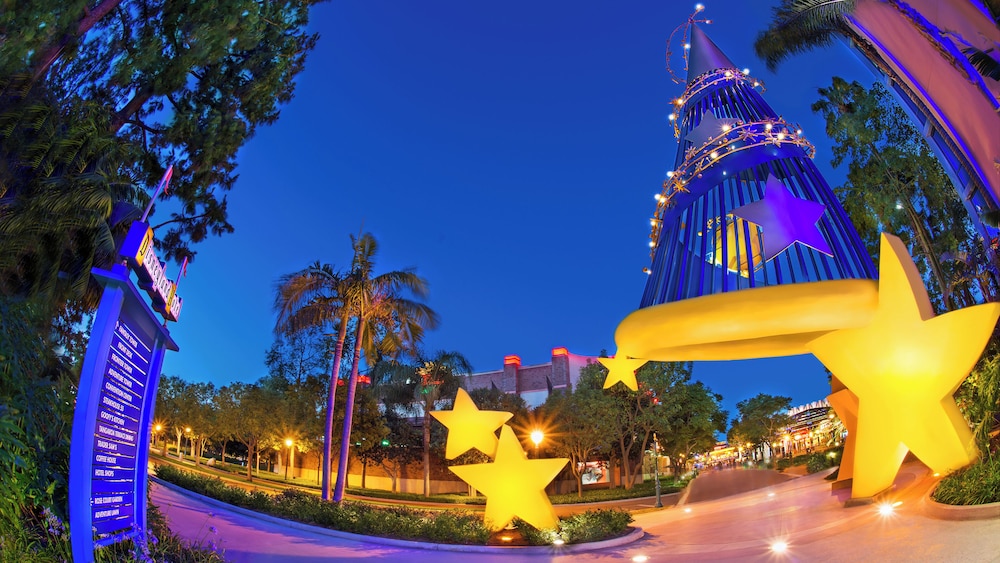 Disneyland Hotel 68/70