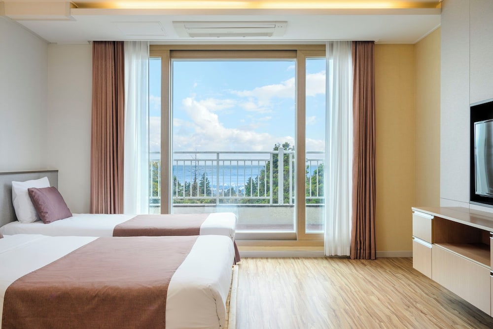 FAMILY, MULTIPLE BEDS, PARTIAL SEA VIEW