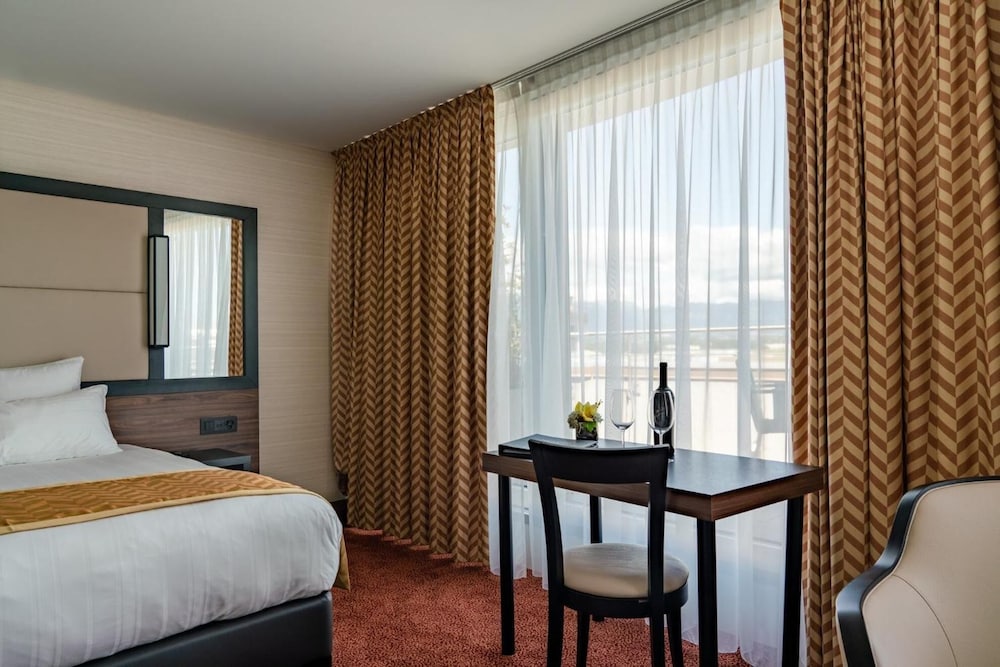 Nash Suites Hotel 14/38