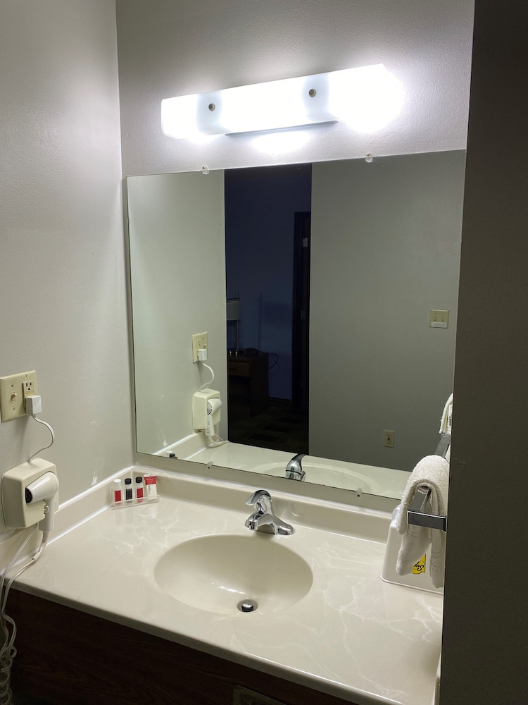 Super 8 by Wyndham Toledo 9/20