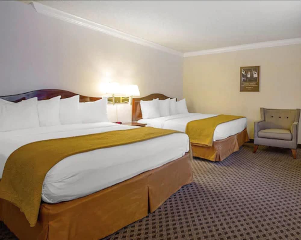 Arbor Inn Monterey 24/33