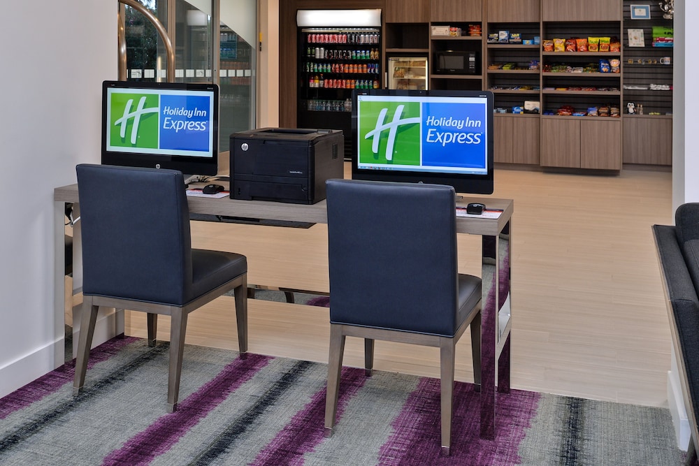 Holiday Inn Express & Suites San Diego - Mission Valley 49/61
