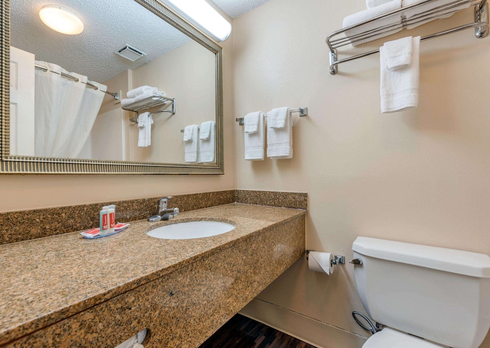 Econo Lodge Louisville Downtown 20/44