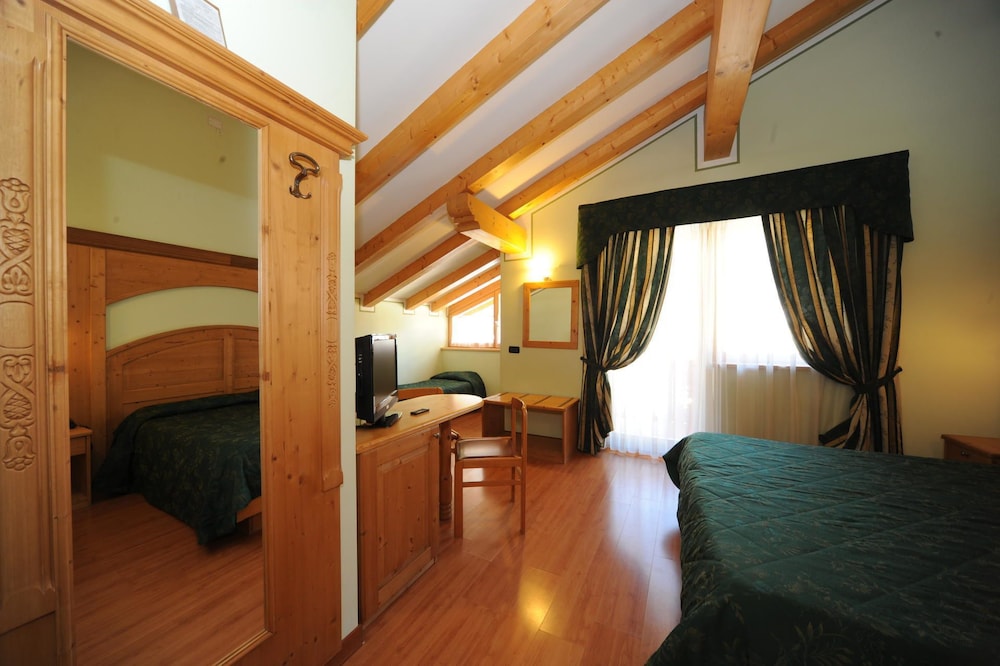 Hotel Canada 16/37