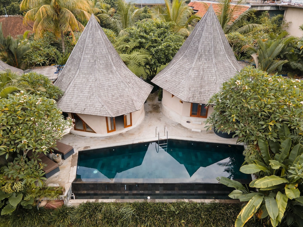 The Sender Pool Suite 39/50