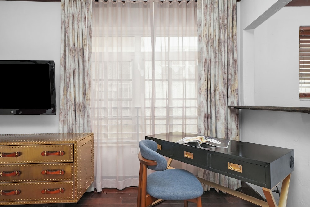 Lincoln Arms Suites 59/73